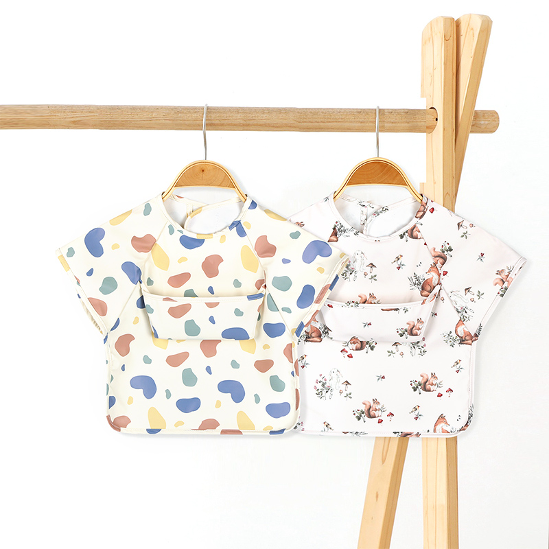 Bavoir tablier en PU à manches courtes et design de poche pour bébé