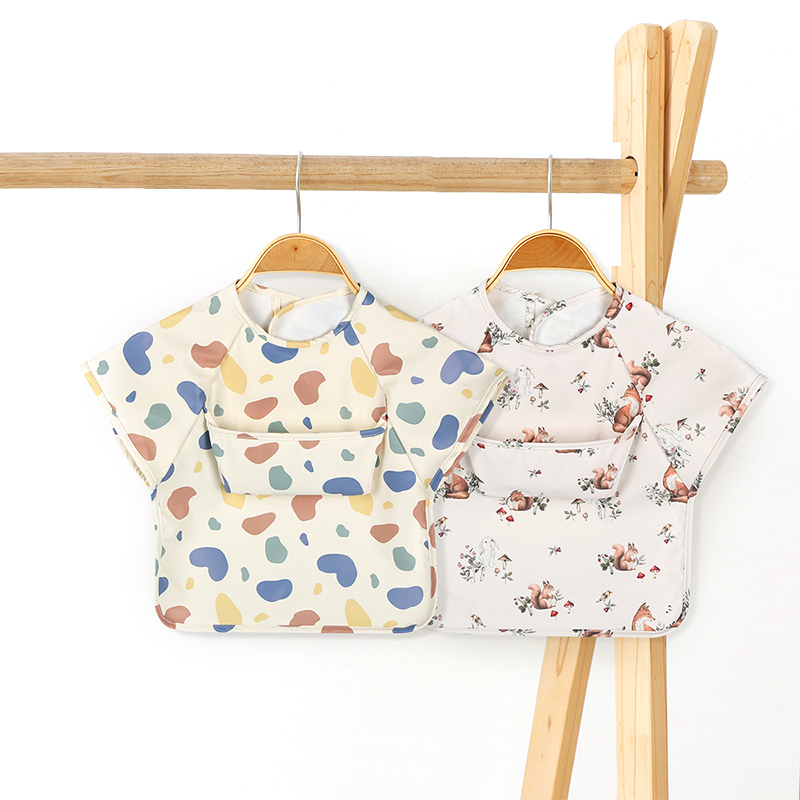 Bavoir tablier en PU à manches courtes et design de poche pour bébé