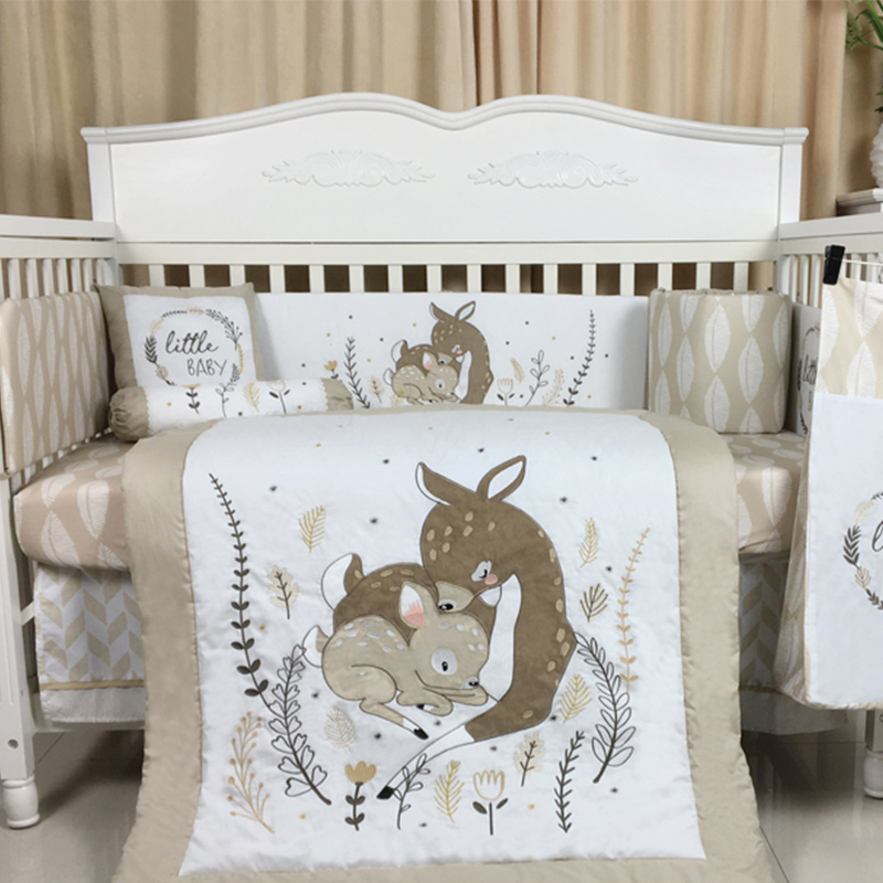 Parure de lit pour berceau à imprimé bois beige, style chambre d'enfant naturel